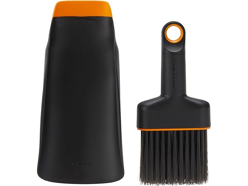 Fiskars Planting Soil Scoop & Brush Set, Dual-Sided Tool for Indoor Digging & Cleanup, Narrow Rigid End & Flexible Dustpan for Potting, Soft Bristles Sweep Debris, Recycled Plastic