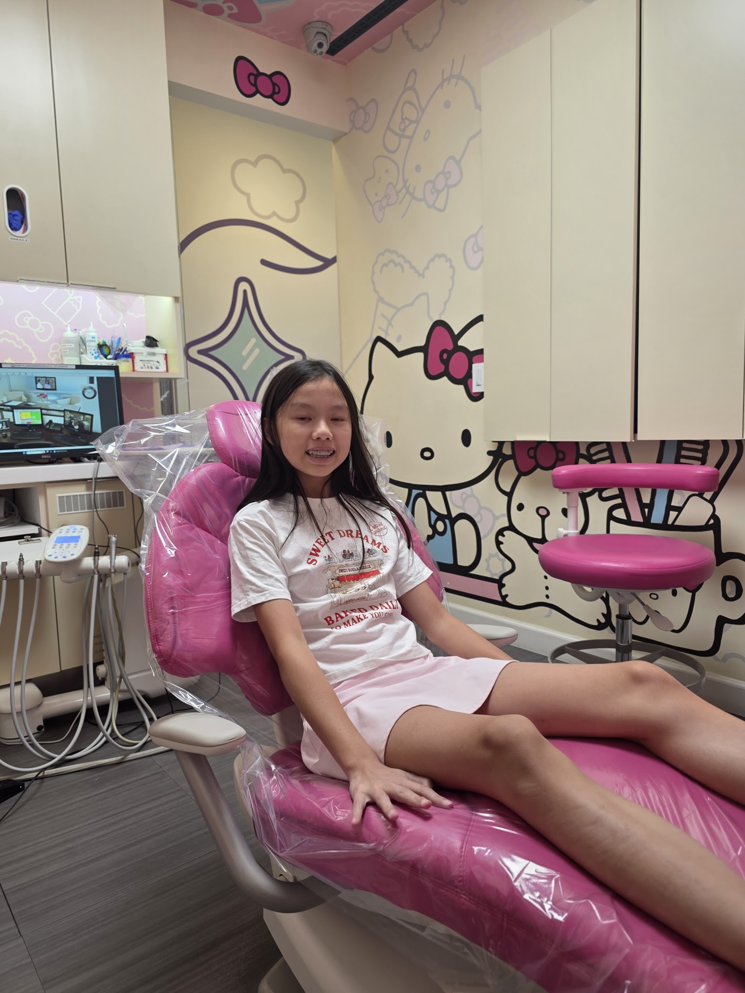 Hello Kitty Dentist